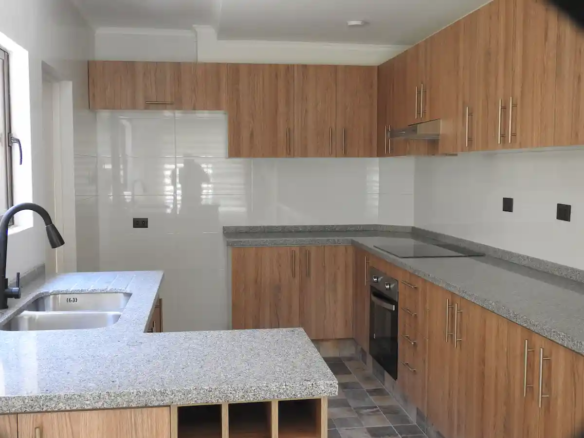 Cocina de casa Rinconada de Los Andes, equipada con horno encimera, campana y muebles empotrados.