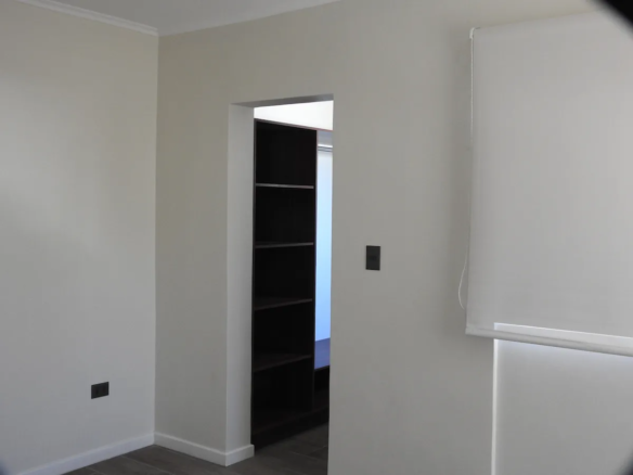 Habitación de casa Rinconada de Los Andes con mueble y cortina roller