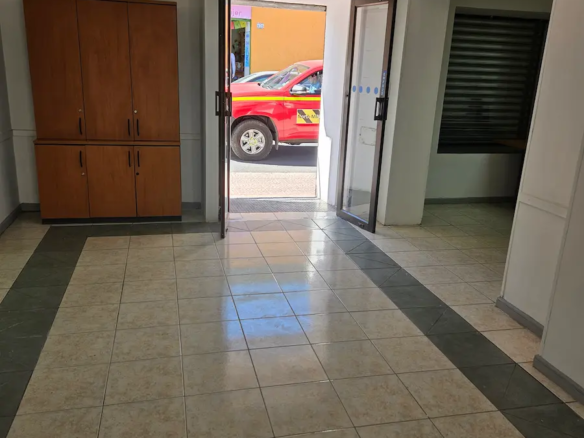 Vista de la entrada de la oficina en calle Papudo