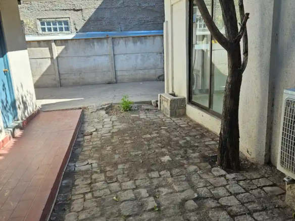 Vista del patio trasero de la oficina en calle Papudo