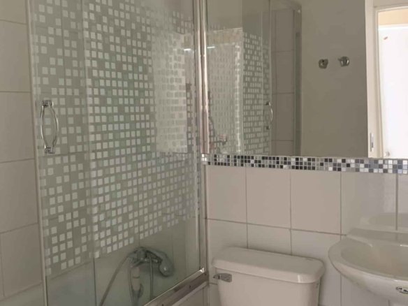 Baño departamento en condominio hermanos maristas en los andes