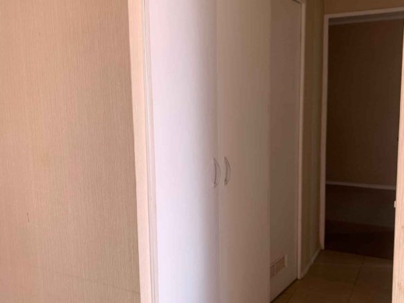 Closet en pasillo de departamento en condominio hermanos maristas en los andes