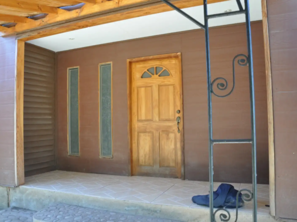Entrada principal de casa con terreno en venta en san felipe en sector de bucalemu