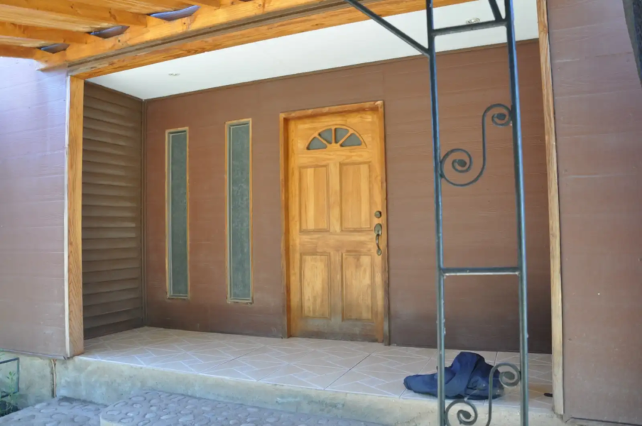 Entrada principal de casa con terreno en venta en san felipe en sector de bucalemu