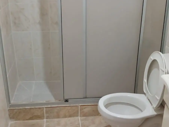 Baño de la casa en venta en los andes villa irene frey