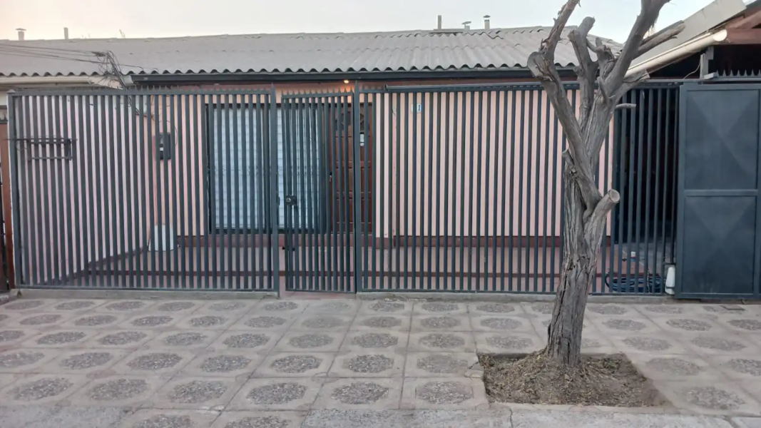 Frontis de la casa en venta en los andes villa irene frey