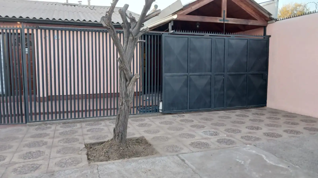 Portón de estacionamiento de la casa en venta en los andes villa irene frey