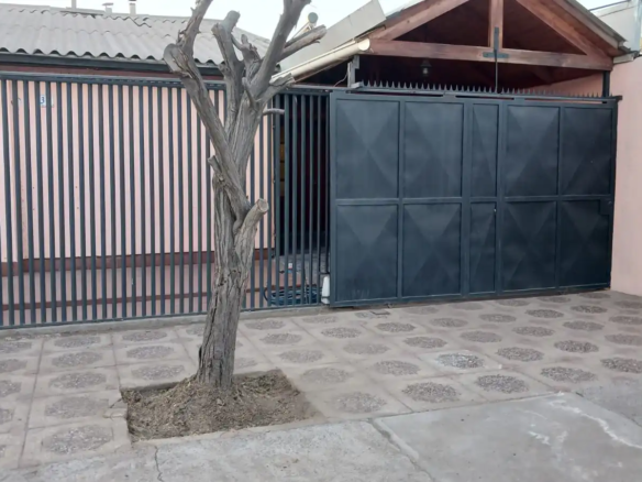 Portón de estacionamiento de la casa en venta en los andes villa irene frey
