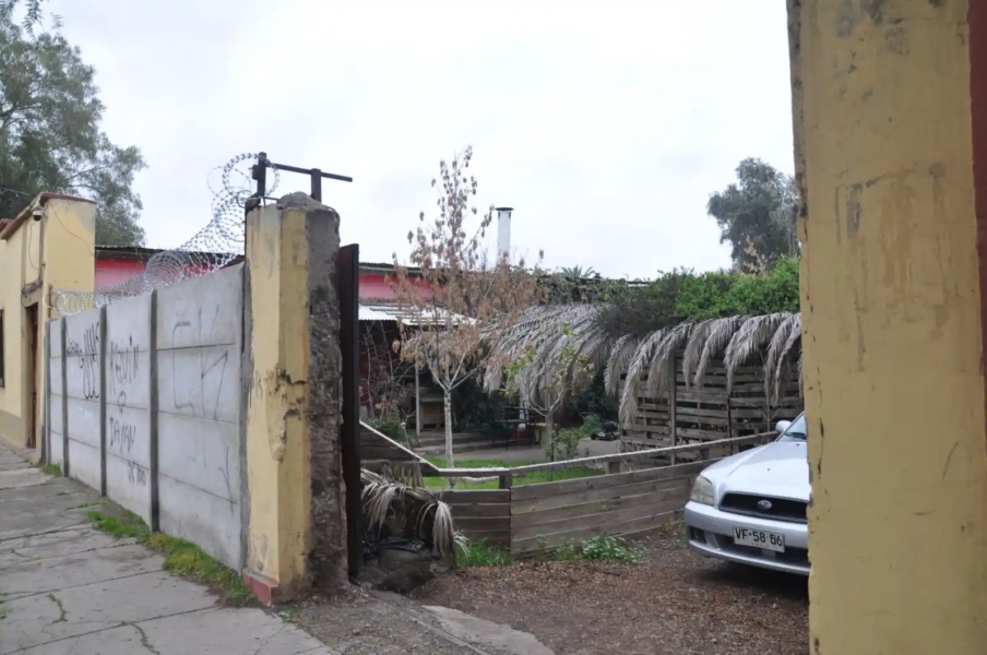 Portón y entrada de autos de casa en venta en los andes
