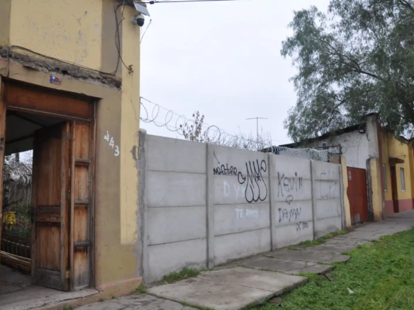 Segunda entrada de casa en venta en los andes ubicada en calle brasil, sector centenario.