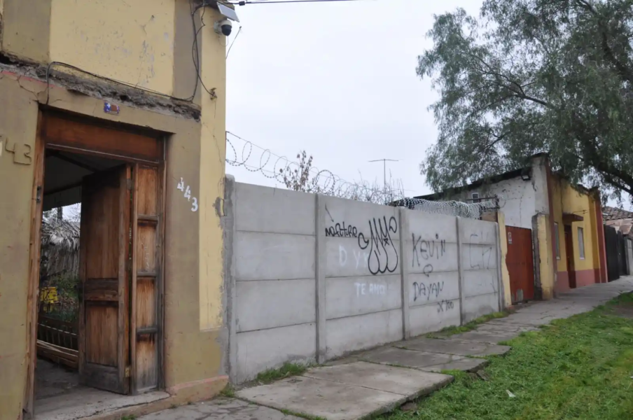 Segunda entrada de casa en venta en los andes ubicada en calle brasil, sector centenario.