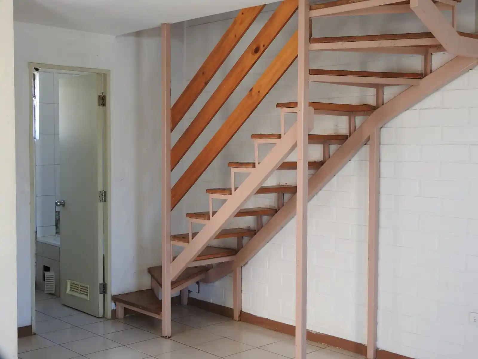 Escalera en pasaje margarita los andes